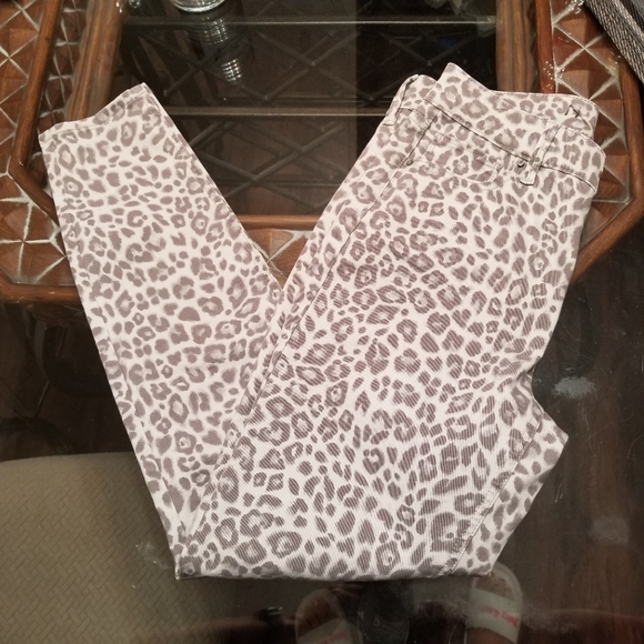 Curvy-Fit Sculpt High-Rise Leopard-Print Skinny Ankle Jeans - Picture 11 of 12